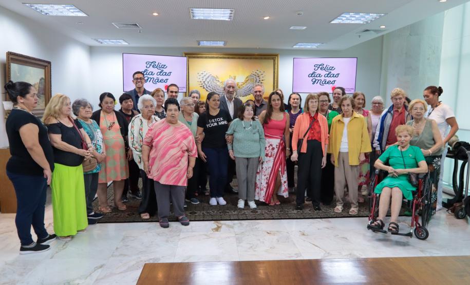 Moradoras de asilo comemoram Dia das Mães com café da tarde no Palácio Iguaçu
