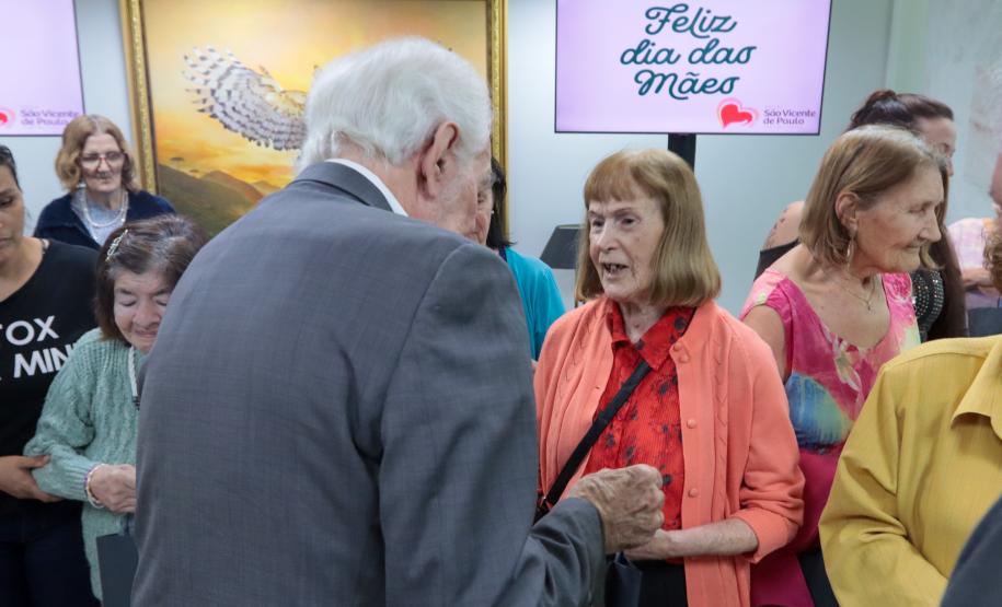 Moradoras de asilo comemoram Dia das Mães com café da tarde no Palácio Iguaçu