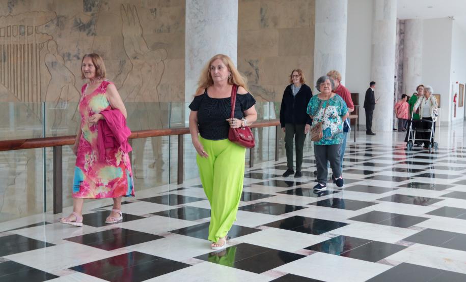 Moradoras de asilo comemoram Dia das Mães com café da tarde no Palácio Iguaçu
