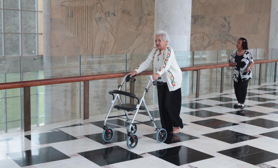 Moradoras de asilo comemoram Dia das Mães com café da tarde no Palácio Iguaçu