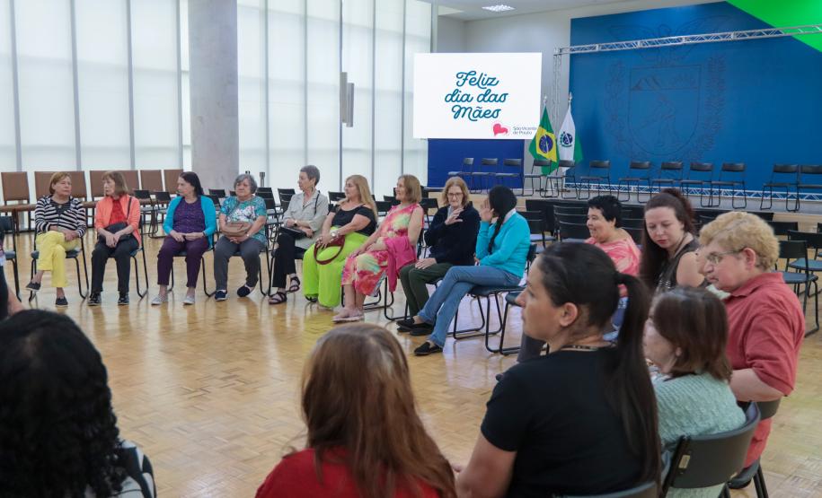 Moradoras de asilo comemoram Dia das Mães com café da tarde no Palácio Iguaçu