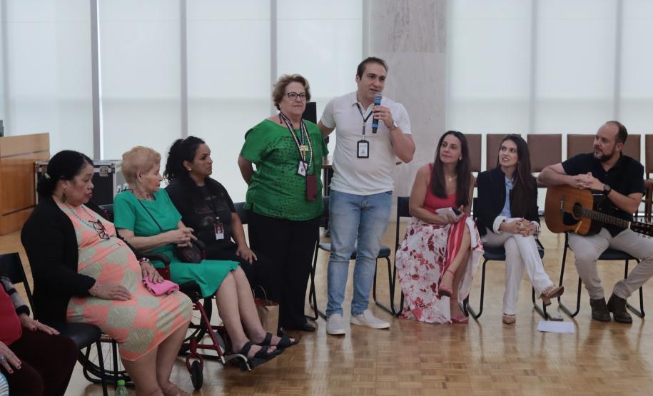 Moradoras de asilo comemoram Dia das Mães com café da tarde no Palácio Iguaçu