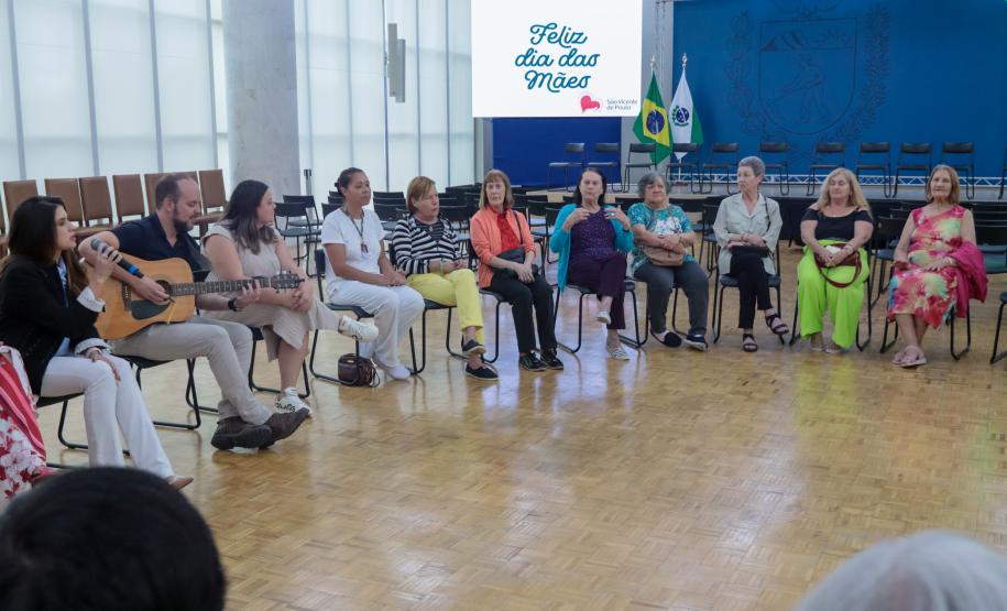 Moradoras de asilo comemoram Dia das Mães com café da tarde no Palácio Iguaçu