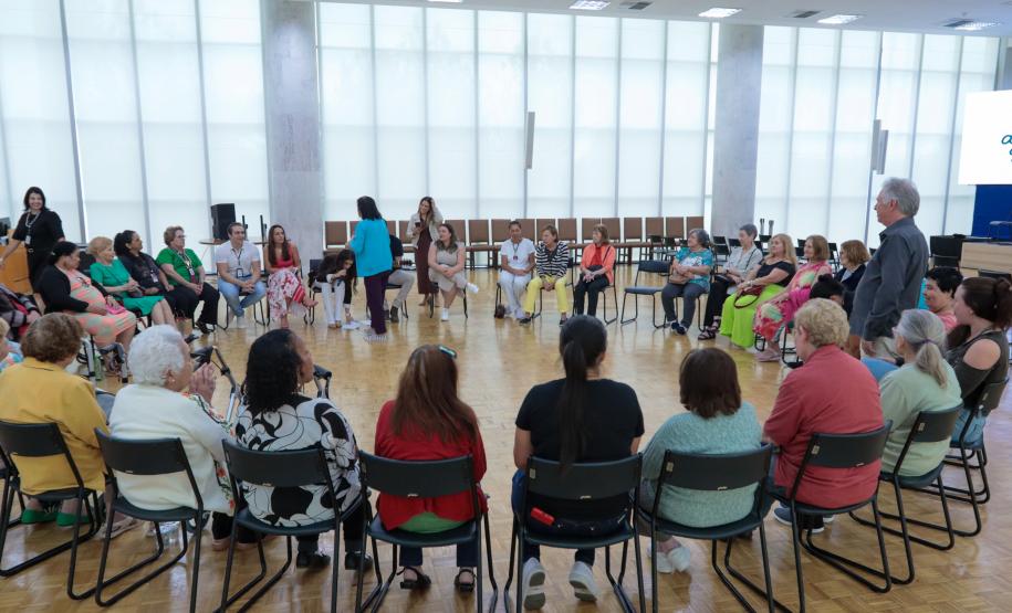 Moradoras de asilo comemoram Dia das Mães com café da tarde no Palácio Iguaçu