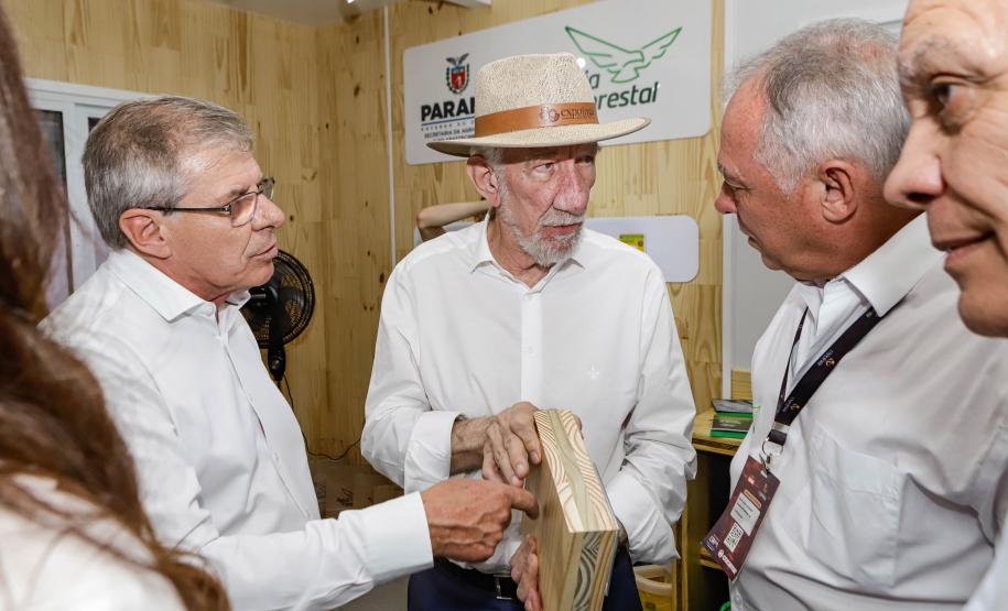 Governador em exercício destaca força do agro paranaense em visita à Expoingá