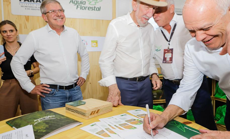Governador em exercício destaca força do agro paranaense em visita à Expoingá