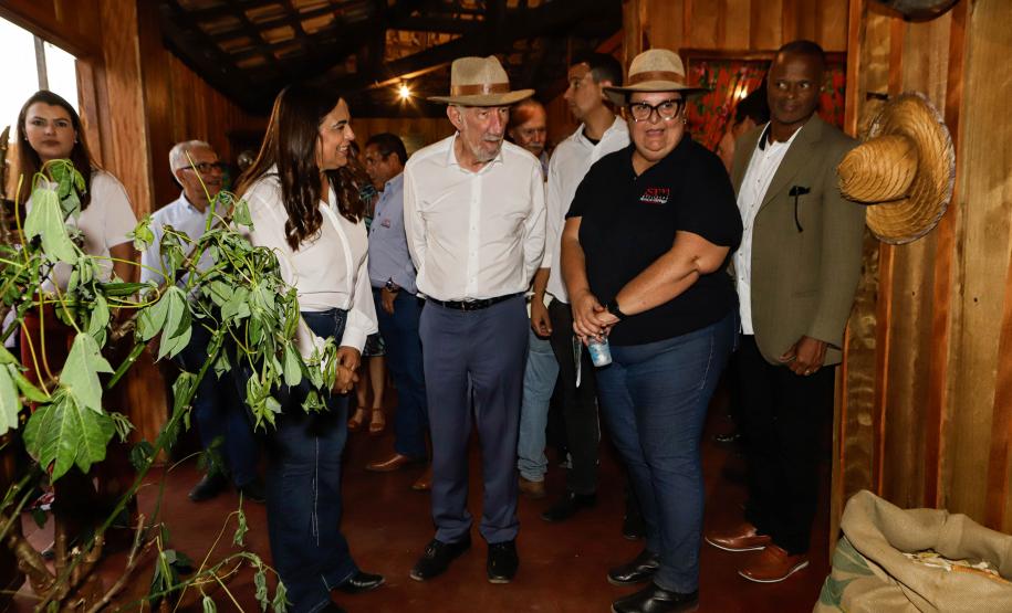 Governador em exercício destaca força do agro paranaense em visita à Expoingá