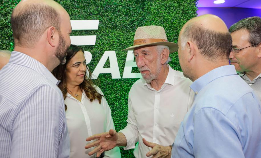 Governador em exercício destaca força do agro paranaense em visita à Expoingá