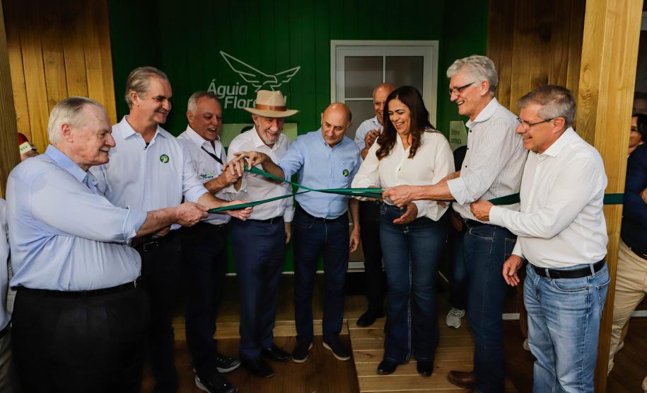 Governador em exercício destaca força do agro paranaense em visita à Expoingá