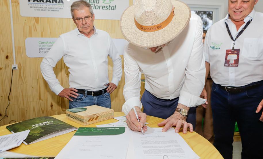 Governador em exercício destaca força do agro paranaense em visita à Expoingá
