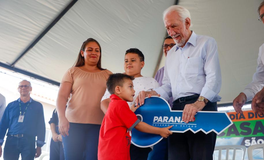 Piana inaugura residencial que beneficia 40 famílias de São Carlos do Ivaí