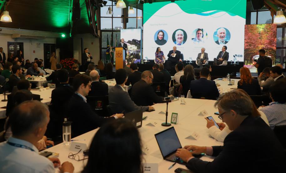 Piana participa de seminário sobre eletromobilidade no transporte público, em Curitiba