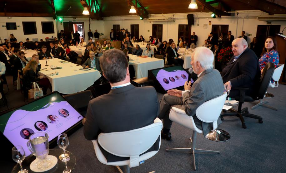 Piana participa de seminário sobre eletromobilidade no transporte público, em Curitiba