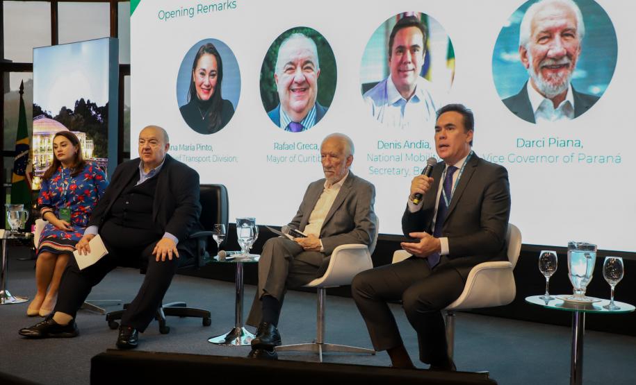 Piana participa de seminário sobre eletromobilidade no transporte público, em Curitiba