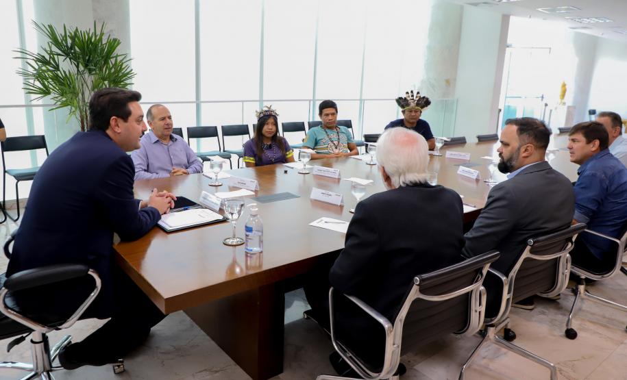 Governador recebe 1ª aluna indígena selecionada para o programa Ganhando o Mundo