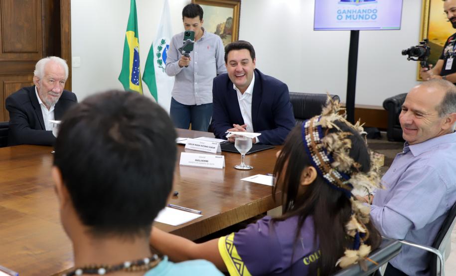 Governador recebe 1ª aluna indígena selecionada para o programa Ganhando o Mundo
