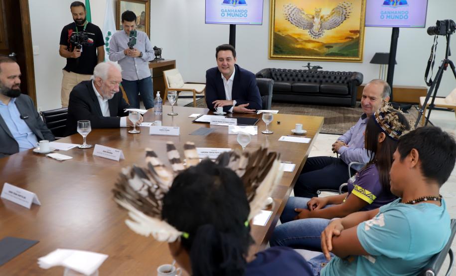 Governador recebe 1ª aluna indígena selecionada para o programa Ganhando o Mundo