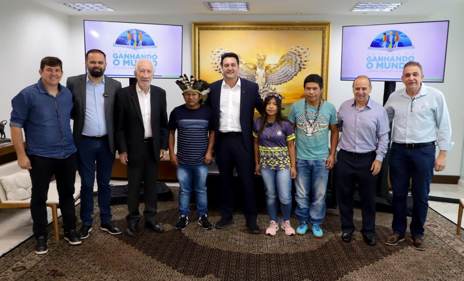 Governador recebe 1ª aluna indígena selecionada para o programa Ganhando o Mundo