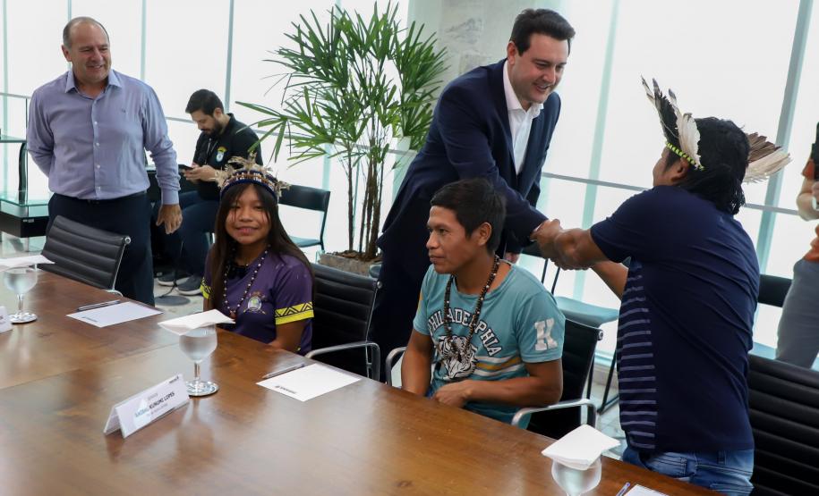 Governador recebe 1ª aluna indígena selecionada para o programa Ganhando o Mundo