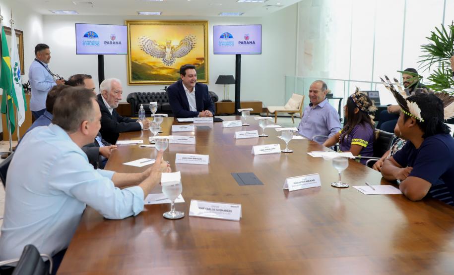 Governador recebe 1ª aluna indígena selecionada para o programa Ganhando o Mundo