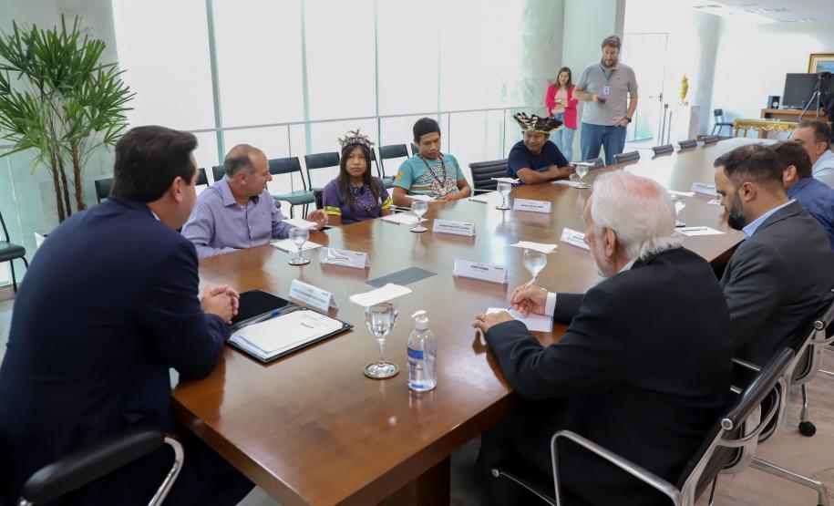 Governador recebe 1ª aluna indígena selecionada para o programa Ganhando o Mundo