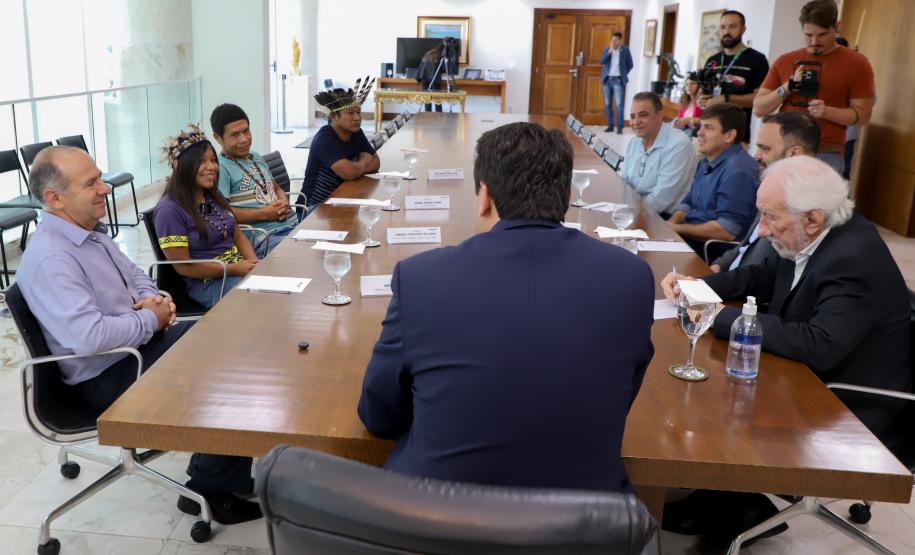 Governador recebe 1ª aluna indígena selecionada para o programa Ganhando o Mundo