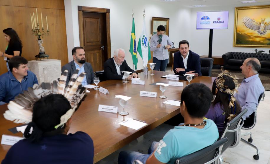 Governador recebe 1ª aluna indígena selecionada para o programa Ganhando o Mundo