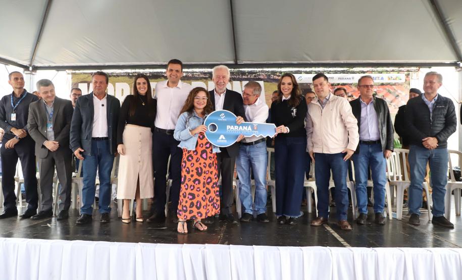 Darci Piana entrega residencial com 120 casas a famílias de Nova Londrina