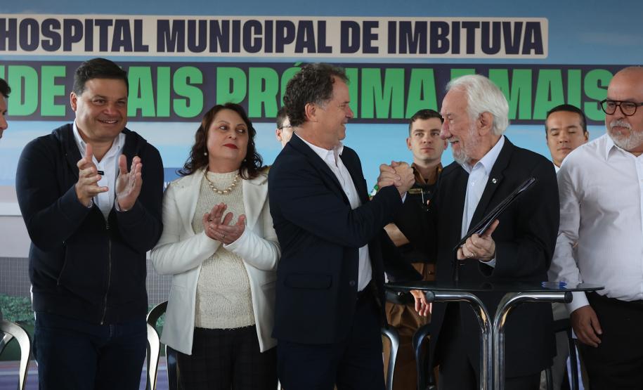 Estado libera R$ 12 milhões para 1º hospital de Imbituva e entrega matrículas de 171 casas