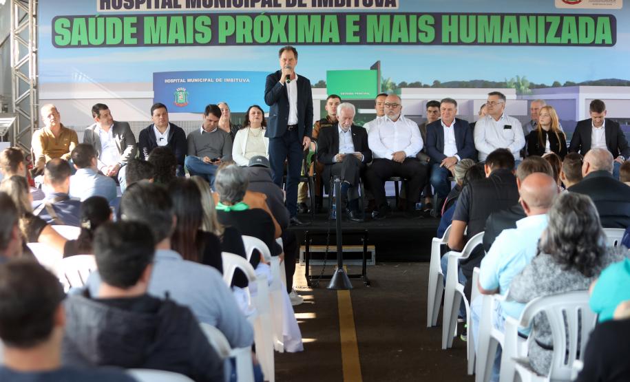 Estado libera R$ 12 milhões para 1º hospital de Imbituva e entrega matrículas de 171 casas