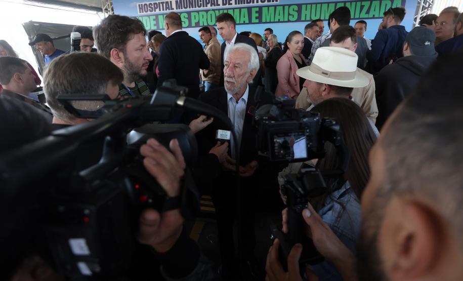 Estado libera R$ 12 milhões para 1º hospital de Imbituva e entrega matrículas de 171 casas