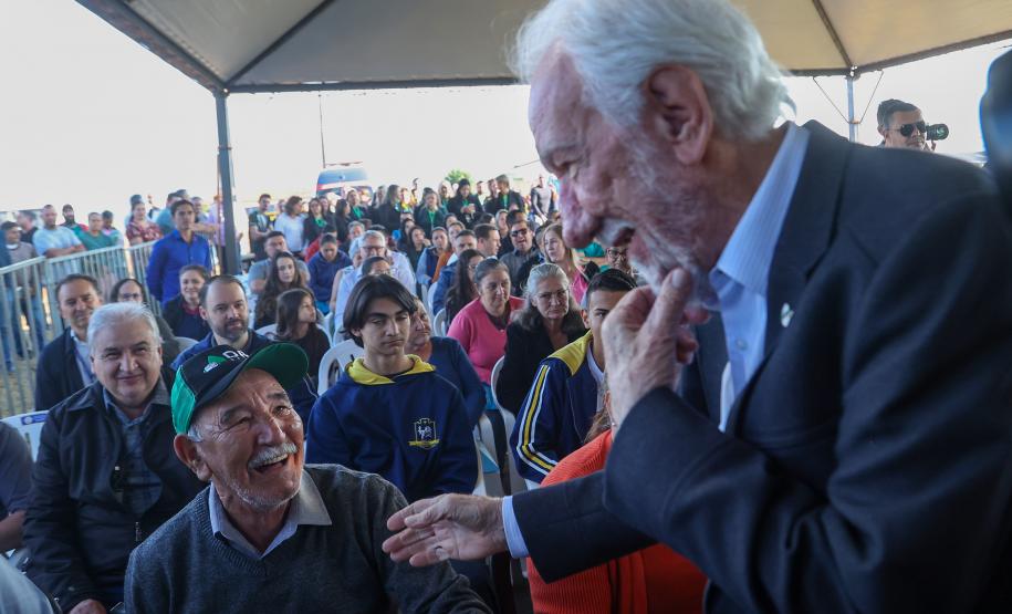 Estado libera R$ 12 milhões para 1º hospital de Imbituva e entrega matrículas de 171 casas
