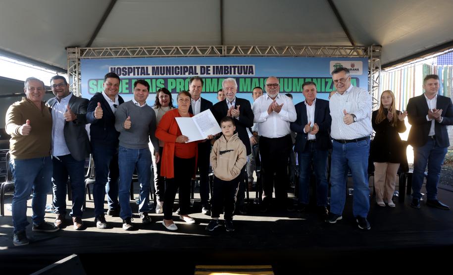 Estado libera R$ 12 milhões para 1º hospital de Imbituva e entrega matrículas de 171 casas