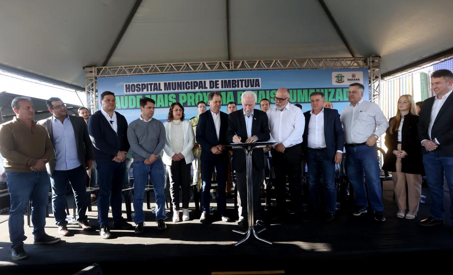 Estado libera R$ 12 milhões para 1º hospital de Imbituva e entrega matrículas de 171 casas