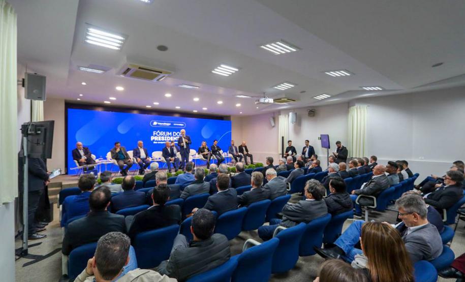 Piana destaca força do cooperativismo em Fórum da Ocepar; Rádio Educativa ganha prêmio