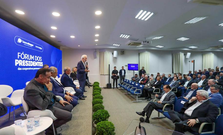 Piana destaca força do cooperativismo em Fórum da Ocepar; Rádio Educativa ganha prêmio