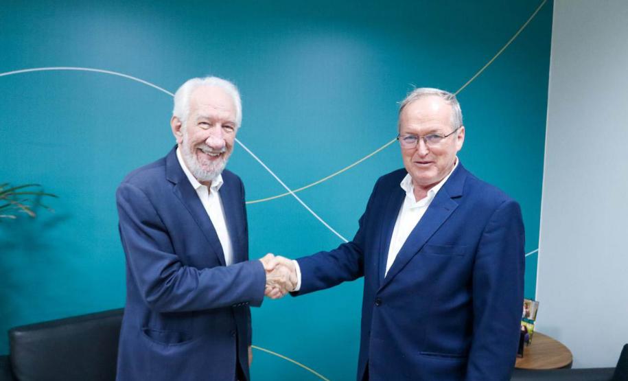 Piana destaca força do cooperativismo em Fórum da Ocepar; Rádio Educativa ganha prêmio