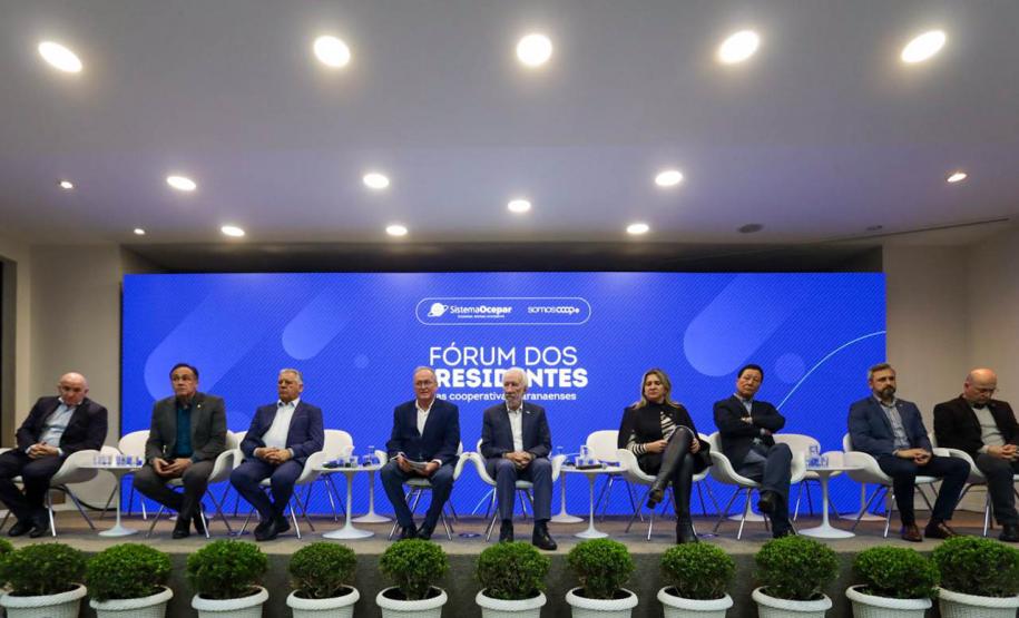 Piana destaca força do cooperativismo em Fórum da Ocepar; Rádio Educativa ganha prêmio