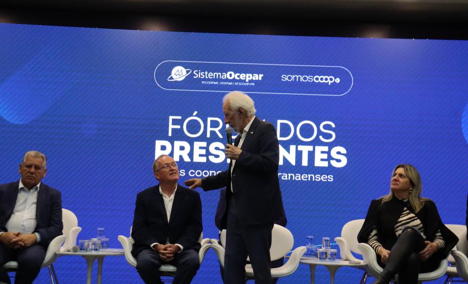 Piana destaca força do cooperativismo em Fórum da Ocepar; Rádio Educativa ganha prêmio