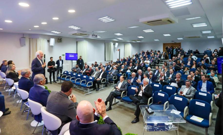 Piana destaca força do cooperativismo em Fórum da Ocepar; Rádio Educativa ganha prêmio