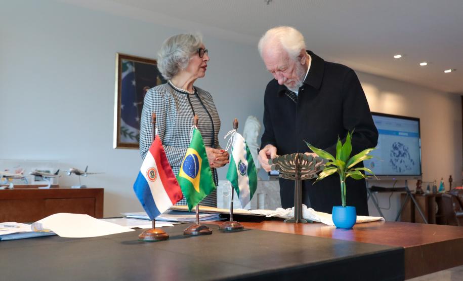 Piana apresenta potenciais logísticos e turísticos para nova cônsul do Paraguai