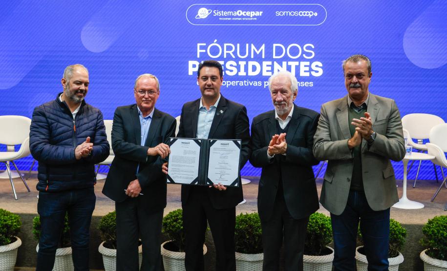 Estado e Ocepar assinam acordo ambiental; cooperativas vão faturar R$ 500 bilhões até 2030