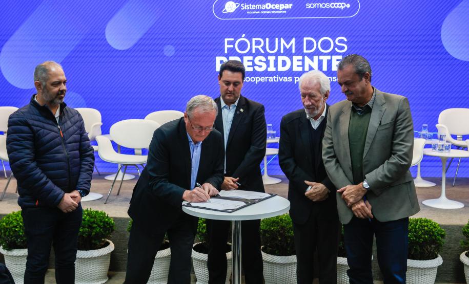 Estado e Ocepar assinam acordo ambiental; cooperativas vão faturar R$ 500 bilhões até 2030