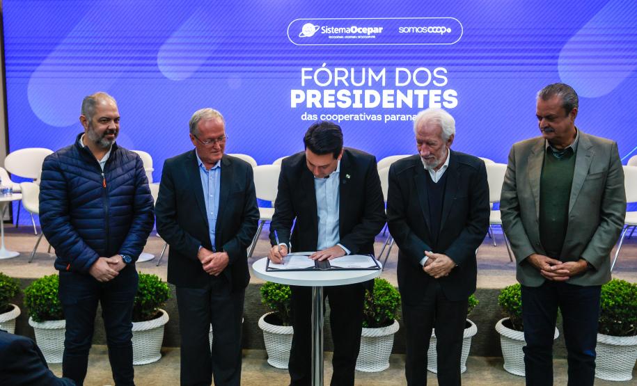 Estado e Ocepar assinam acordo ambiental; cooperativas vão faturar R$ 500 bilhões até 2030