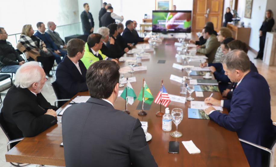 Governador Ratinho Junior apresenta potenciais do Paraná ao cônsul-geral dos EUA