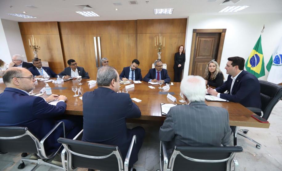 Comitiva da Índia visita Paraná para planejar instalação de supercomputadores