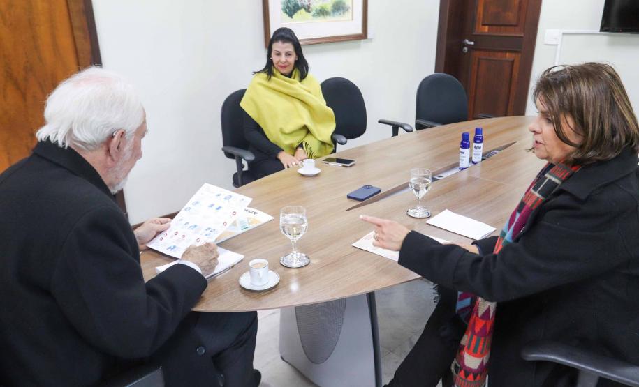 Piana recebe cônsul de Luxemburgo e conhece projeto de peça sobre Augusto Stresser