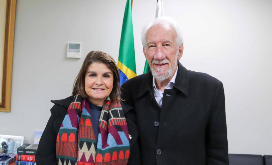 Piana recebe cônsul de Luxemburgo e conhece projeto de peça sobre Augusto Stresser