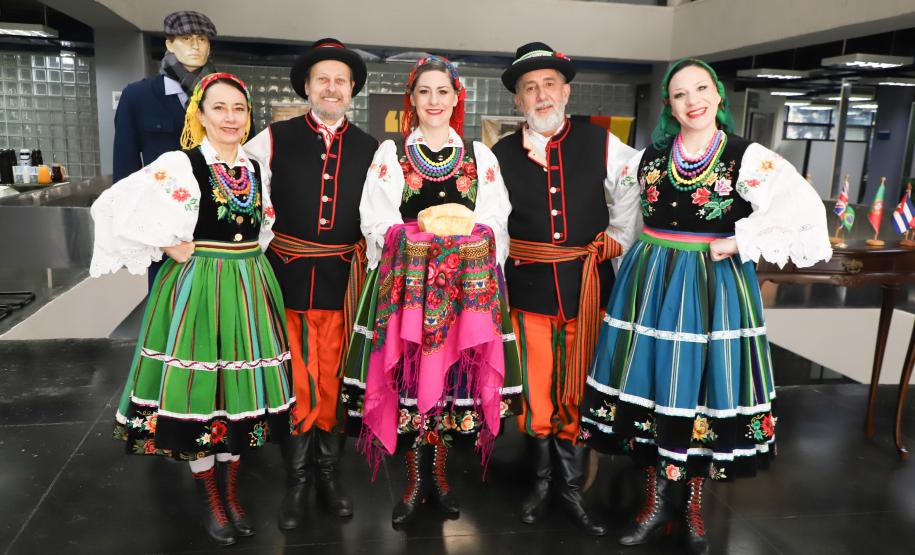 Raízes: jornada dos imigrantes é retratada em exposição no Arquivo Público do Paraná