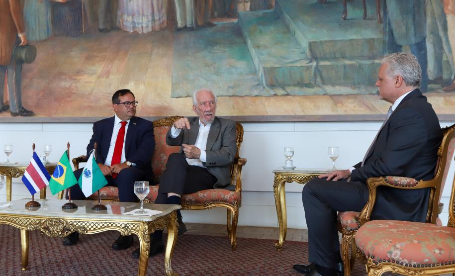 Piana apresenta a embaixador da Costa Rica bons resultados na educação e no turismo